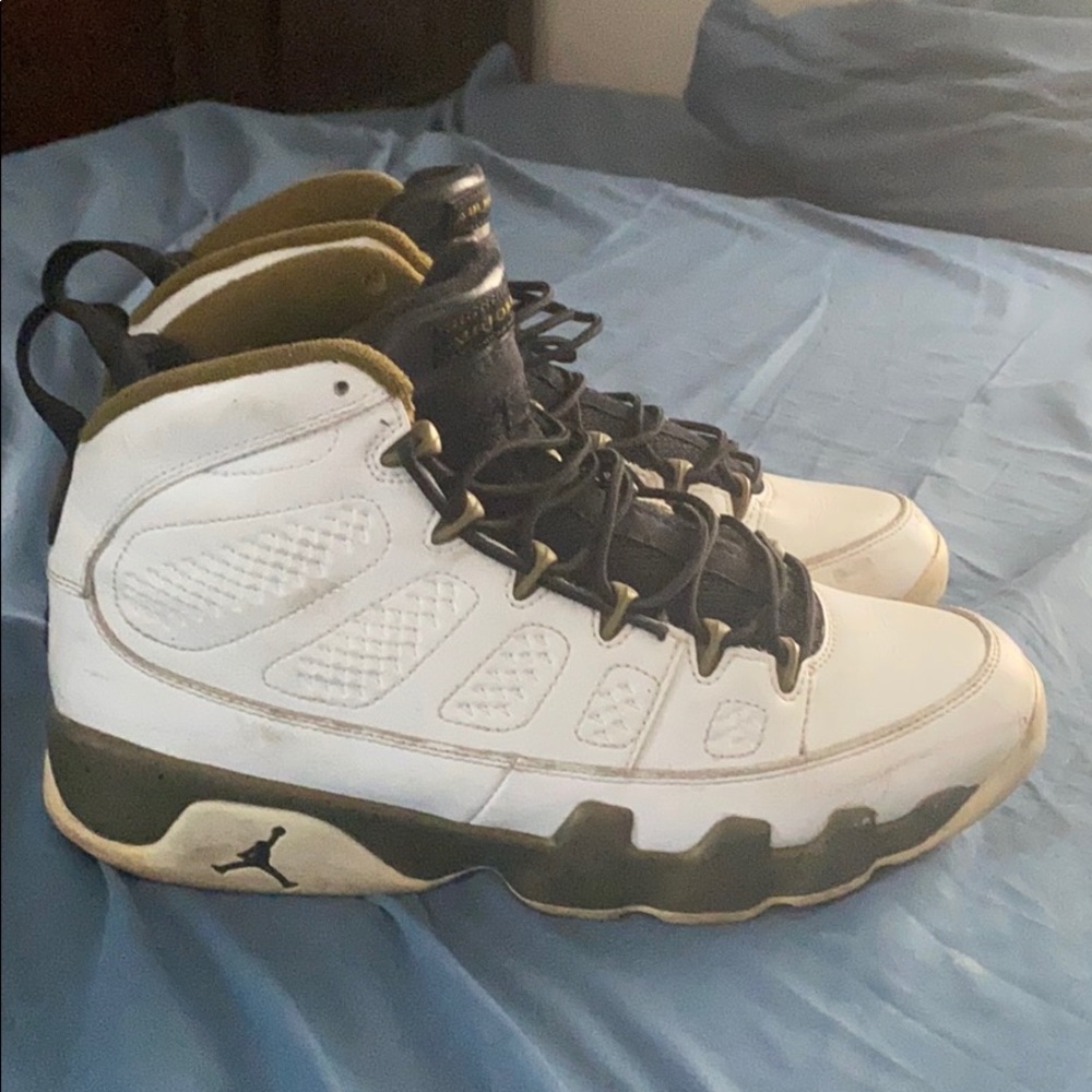Jordan 9 Statue